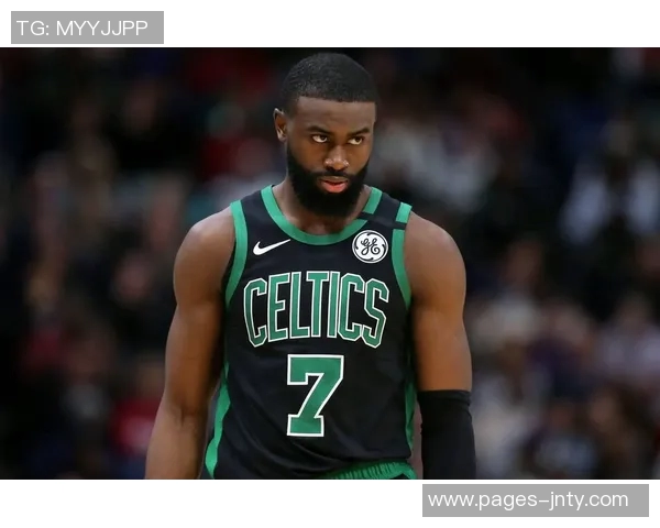 杰伦布朗赛场趣事发际线失守OG球衣遭殃引发球迷热议