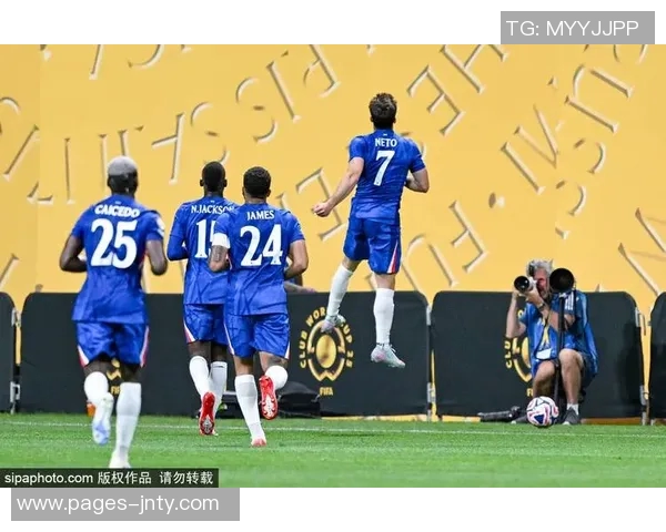 奥卡福精准直塞助攻勒温转身射门遭维卡里奥神勇扑救 奥卡福精准直塞助攻勒温转身射门遭维卡里奥神勇扑救